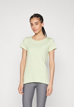 Camiseta atlética de manga corta verde claro con cuello redondo y un tejido texturizado, que presenta un pequeño logo blanco en el pecho.