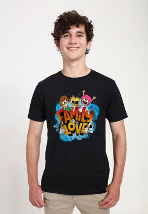 Černé bavlněné tričko s barevným grafikou, která zobrazuje kreslené postavy a text "FAMILY LOVE" v tučných, živých písmenech.