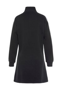 Schwarzes Langarmkleid mit hohem Kragen, das seitliche Akzentstreifen aufweist. Der Stoff wirkt glatt mit gerippten Bündchen und Saum.