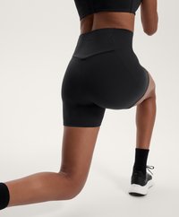 Visokot namenske črne športne kratke hlače iz gladkega, raztegljivega materiala, z brezšivnim pasom in prilegnjenim krojem, idealne za športno obleko.