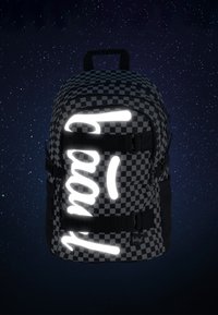 Zaino con motivo a scacchi bianco e nero, design del testo riflettente, spallacci regolabili e una maniglia superiore per il trasporto.