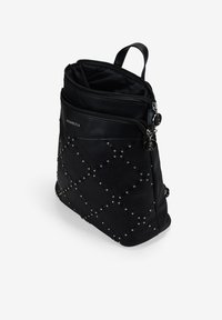 Mochila negra de cuero sintético con detalles de acentos de diamante, doble cremallera en la parte superior y un asa en la parte superior para llevar.