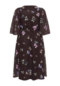 Sötét virágmintás ruha rövid, áttetsző ujjal. Texturált anyag, átlós mintákkal és kiemelkedő derékrésszel rendelkezik. Lila és zöld virágos részletek.