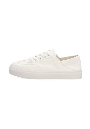 Witte lage sneaker met veters aan de voorkant, glad leren bovenwerk, minimale stiksels en een platte rubberen zool.