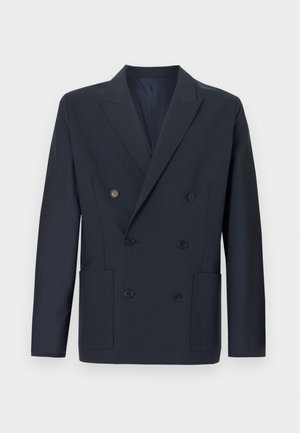 Blazer doppiopetto blu navy in tessuto liscio, con rever a lancia, due tasche frontali e sei bottoni neri sul davanti.