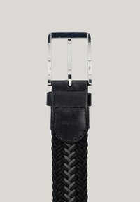 Czarny pleciony pasek z metalową klamrą w kolorze srebrnym oraz czarnym skórzanym końcówką, posiadający plecioną teksturę i subtelne szare akcenty w splotach.