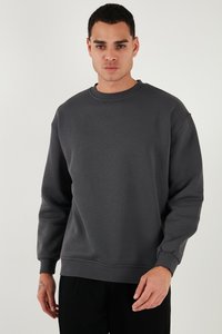 Sudadera gris oscuro de tejido suave, con cuello redondo, mangas largas y puños acanalados, con un ajuste relajado y un diseño minimalista.