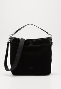 Svart mocka- och läderaxelväska med justerbar rem och silverdetaljer, med en diskret varumärkeslogotyp i mitten på framsidan.