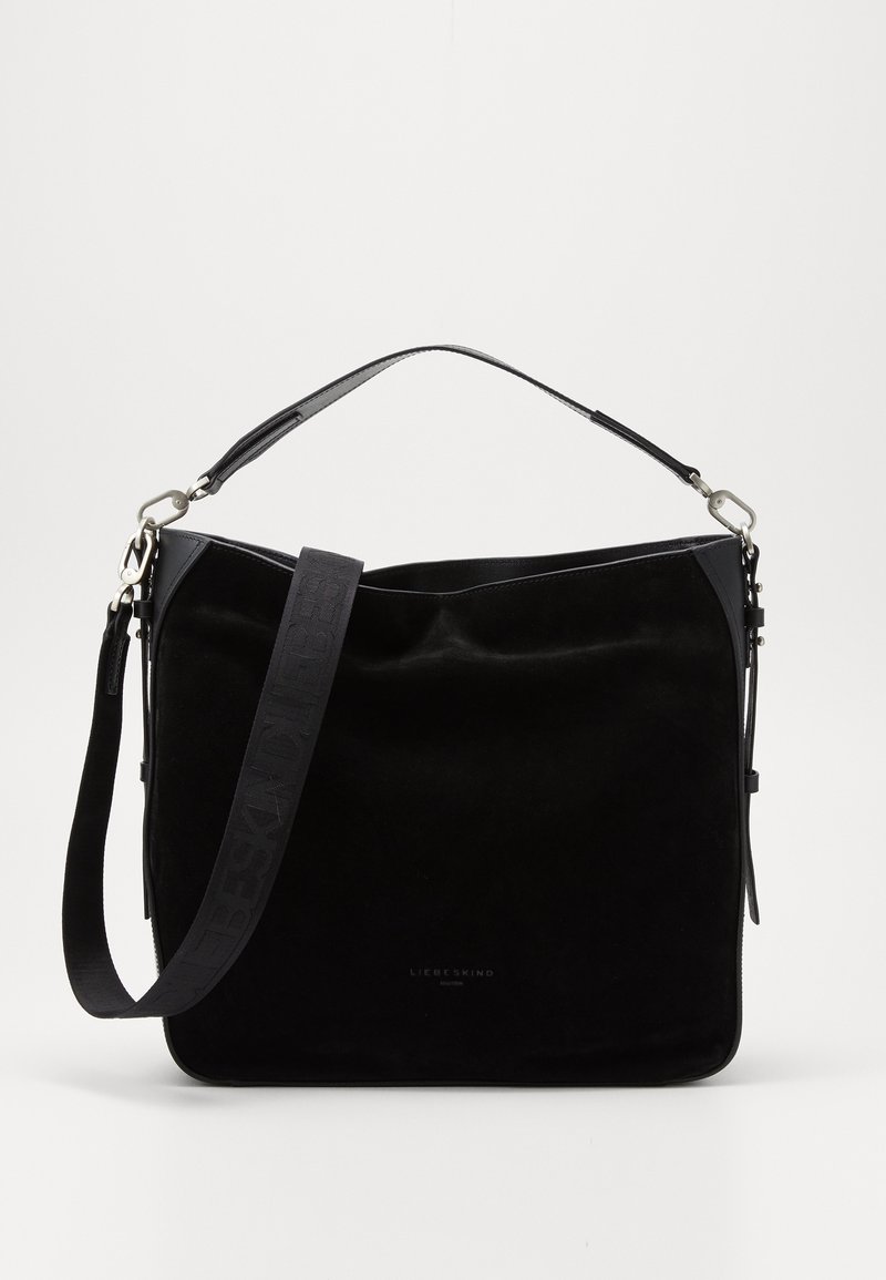 Svart mocka- och läderaxelväska med justerbar rem och silverdetaljer, med en diskret varumärkeslogotyp i mitten på framsidan.