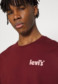 Levi's® SS RELAXED FIT TEE - T-shirt estampada - fired brick
