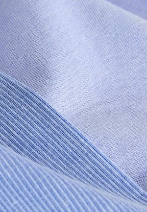 Lyseblåt stof med en blanding af glatte og ribbede teksturer, med subtile nuancer i skygge og et blødt, vævet udseende.