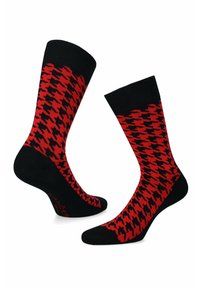 Skarpetki w czerwono-czarny wzór w jodełkę z czarną ściągaczem, wykonane z miękkiego materiału, charakteryzujące się gładką teksturą i wzmocnionym palcem.