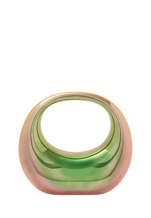 Een gelaagde vaas met een gladde, ovale vorm, uitgevoerd in groen en roze transparant glas, met een brede opening aan de bovenkant.