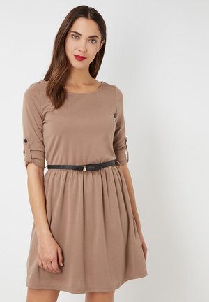 Vestido de jersey marrón con mangas tres cuartos, escote redondo, cintura fruncida y un delgado cinturón negro. Textura suave, diseño casual.