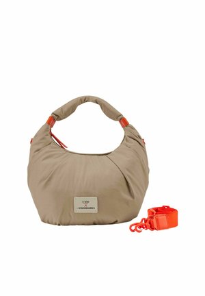 Sac à bandoulière en tissu beige doux avec accents orange, écusson logo à l'avant, et sangle réglable détachable de couleur orange vif à côté.