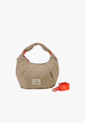 Sac à bandoulière en tissu beige doux avec accents orange, écusson logo à l'avant, et sangle réglable détachable de couleur orange vif à côté.