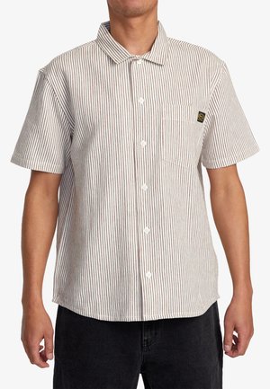 Short-sleeve button-up shirt in white with narrow red stripes, featuring a chest pocket and a square tag on the pocket. Cotton fabric.