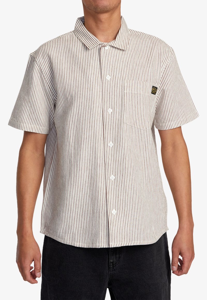 Short-sleeve button-up shirt in white with narrow red stripes, featuring a chest pocket and a square tag on the pocket. Cotton fabric.