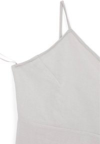 Abito senza maniche di un grigio chiaro con spalline sottili, realizzato in tessuto testurizzato. Presenta un scollo a V e un corpetto aderente. Senza fantasie o dettagli.