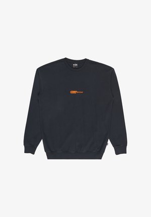 Schwarzer Pullover aus weichem Material mit langen Ärmeln, gerippten Bündchen und Saum, mit einem orangefarbenen Logo auf der Brust. Einfaches, klassisches Design.