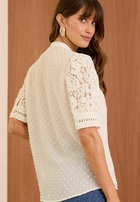 Love & Roses DOBBY SLEEVE REGULAR FIT - Blúzka - ivory white