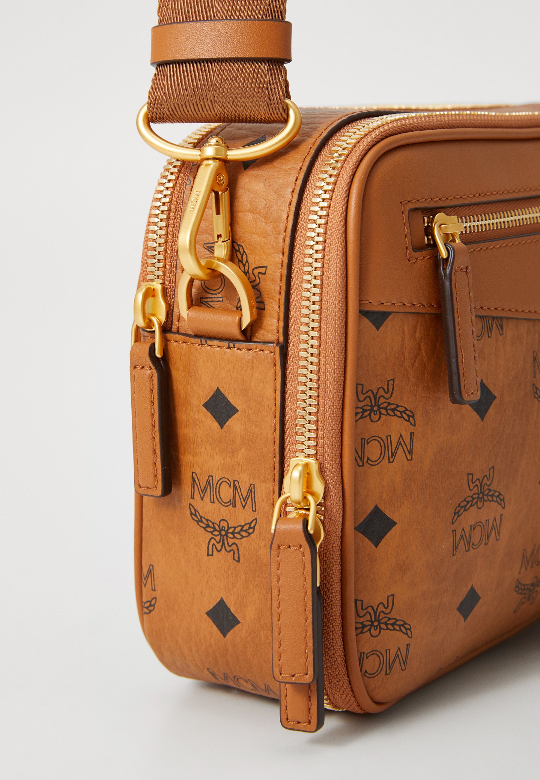 mcm ロゴプリント ボディバッグ ブラウン バックパック | MCM® JP