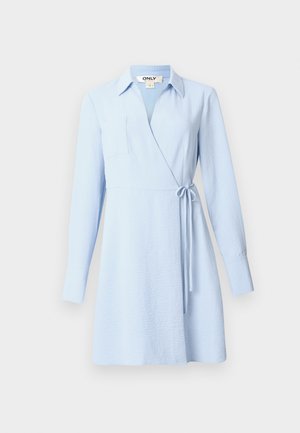 Heledsinine kätkeva kleit, mis on valmistatud tekstuuriga kangast, sisaldab kraed, pikki varrukaid, külje sidumist ja ühte rinna taskut.