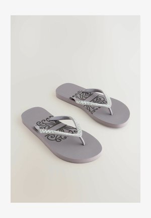 Harmaat flip-flopit, joissa on teksturoitu pohja, näyttävä musta kuvio ja kimaltelevat strassikoristellut hihnat V-muotoisessa designissa.