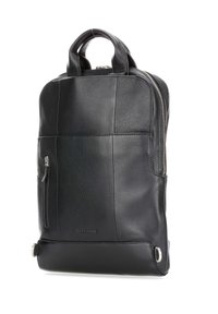 Zaino in pelle nera con finitura texture, tasca frontale con zip, doppi manici superiori e dettagli in metallo argento.