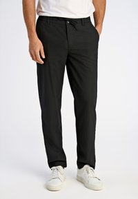 Zwarte broek van lichtgewicht stof met een trekkoord in de taille. Het ontwerp met rechte pijpen en zijzakken maken de look compleet.