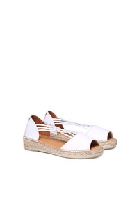 Bílé espadrilky s otevřenou špičkou a křížovými popruhy, pletená juteová podrážka a plochý design. Hladký kožený svršek s minimálními detaily.