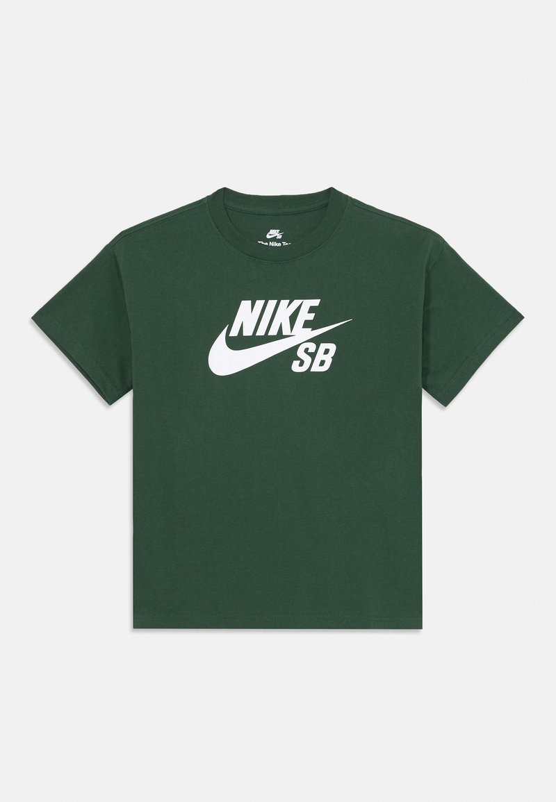 Camiseta de algodón verde con mangas cortas y cuello redondo. Presenta los logotipos blancos de "NIKE" y "SB" en el frente. Textura suave.