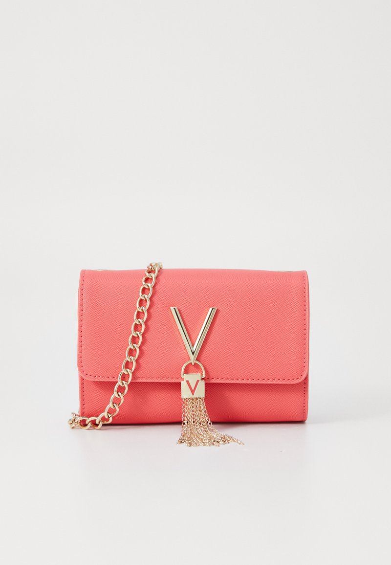 Borsa a tracolla di colore corallo con superficie testurizzata, tracolla in catena dorata e dettaglio hardware a forma di V. Include una decorativa frangia.