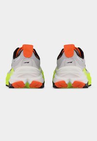 Ζευγάρι γκρι και νέον κίτρινων παπουτσιών για τρέξιμο με πορτοκαλί λαβές και πορτοκαλί άκρες στις σόλες, φαινομενικά από πίσω, σε λευκό φόντο.