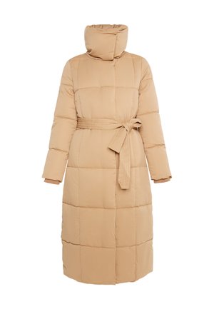 Beige pufferjakke med høj krave, lange ærmer og bælte i taljen. Har quiltede sektioner og en glat tekstur.