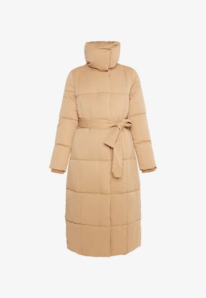 Beige pufferjakke med høj krave, lange ærmer og bælte i taljen. Har quiltede sektioner og en glat tekstur.