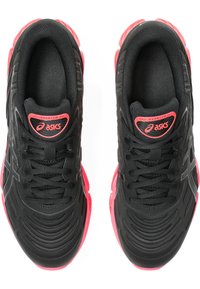 Černé běžecké boty s texturovaným svrškem, růžovými akcenty a GEL odpružením. Obsahují tkaničkový design a reflexní logo na jazyku.