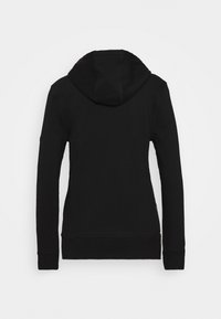 Černá mikina s kapucí, vyrobená z měkkého materiálu, s dlouhými rukávy. Má plný zip a pružné manžety. Jednoduchý design, bez vzorů.