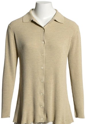 Cardigan beige en maille côtelée à manches longues avec col et boutons sur le devant, présenté sur un buste de mannequin blanc.