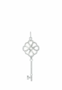 Ciondolo a forma di chiave d'argento con un elegante fiocco a forma di trifoglio e un piccolo anello per una catena su sfondo bianco.