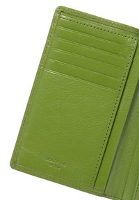 Grünes Lederportemonnaie mit mehreren Kartenfächern, glatter Textur und sichtbaren Nähten. Präge-Logo der Marke am Boden.