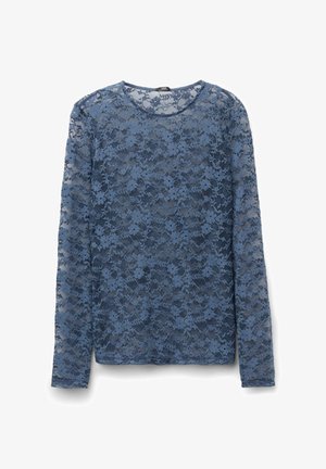 Bluse aus blauem Spitzenstoff mit langen Ärmeln, die mit floralen Mustern verziert ist, runder Ausschnitt und halbtransparentem Material. Weiches und leichtes Gewebe.