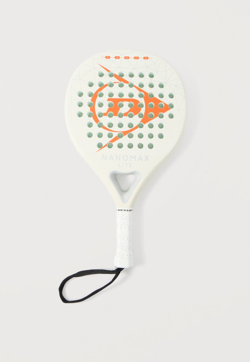 Λευκό ρακέτα padel Nanomax Lite με πορτοκαλί λογότυπο, κυκλικές οπές και μαύρο λουράκι καρπού σε ανοιχτό φόντο.