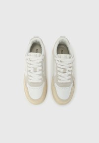 Άσπρα και ανοιχτό γκρι αθλητικά παπούτσια με υφασμάτινες σουέτ επικαλύψεις, στρογγυλεμένη μύτη και άσπρα κορδόνια. Διαθέτουν καφέ λαστιχένια σόλα.