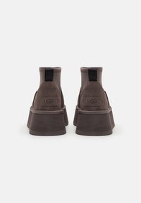 UGG CLASSIC MINI DIPPER - Botines con plataforma - thundercloud
