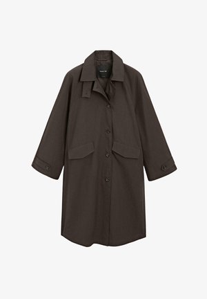 Manteau long marron avec un col, des boutons à l'avant et deux poches plaquées. Doté de manches larges et d'un tissu lisse et texturé.
