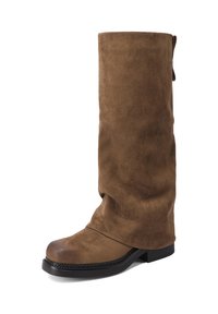 Stivale in suede marrone fino al ginocchio con design morbido, punta rotonda e suola piatta. Presenta una decorativa rifinitura cucita lungo la base.