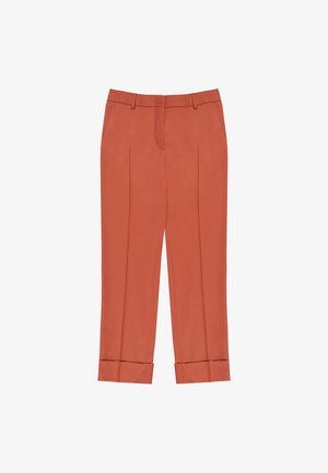 Roodkleurige broeken met een op maat gemaakte pasvorm, voorzien van dubbele plooien, een gladde textuur en omgeslagen zoom voor een gestructureerde uitstraling.