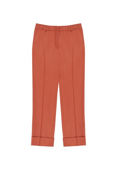 Pantaloni di colore ruggine con una vestibilità sartoriale, caratterizzati da doppie pieghe, una texture liscia e orli a fondo per un aspetto strutturato.