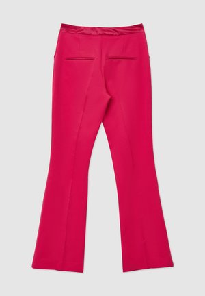 Hüftbetonte, flärende, rosa Hosen mit glatter Textur, ausgestattet mit einem Satinbund und zwei Gesäßtaschen. Das Design schmiegt sich an die Hüften an.